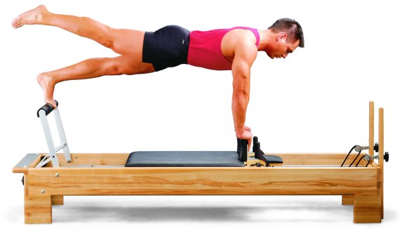 Hombre realizando ejercicio de Pilates