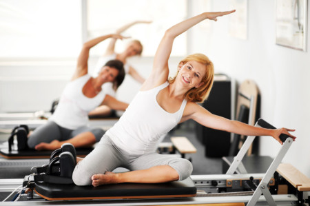 Personas en banco realizando flexiones de columna