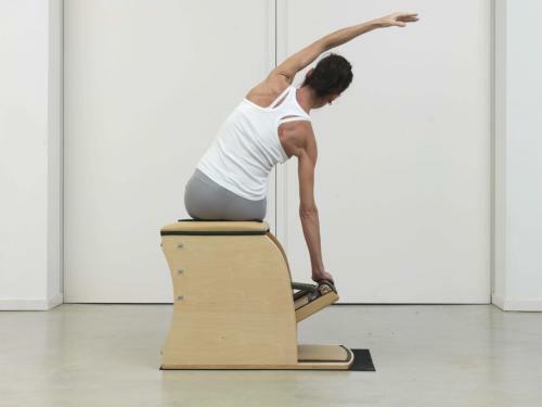 Mujer realizando una flexión lateral de columna