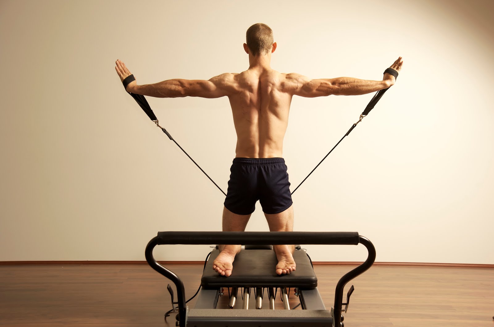 Hombre realizando Pilates con máquinas