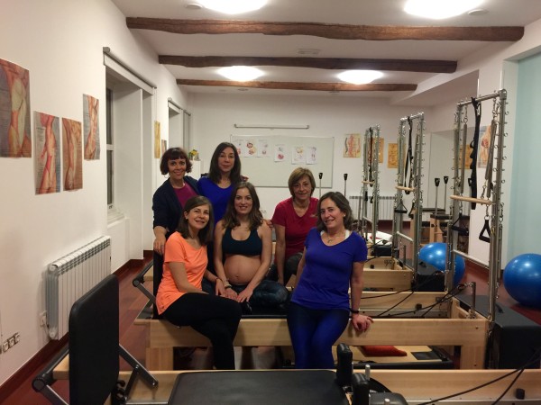 Grupo de pilates con embarazadas